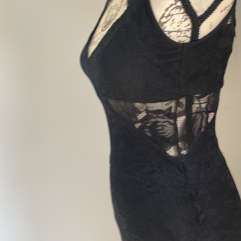 GUESS cut-out lace dress. Perfect for homecoming or wedding/holiday party! XS - Picture 4 of 6